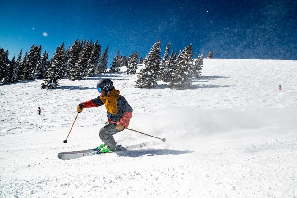 A man skiing down a ski slope